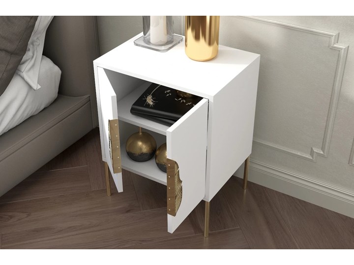 Biała szafka nocna Skandica MERLIN ze złotymi dodatkami Płyta laminowana Metal Płyta meblowa Głębokość 40 cm Kolor Biały Płyta MDF Wysokość 69 cm Szerokość 54 cm Kategoria Szafki nocne