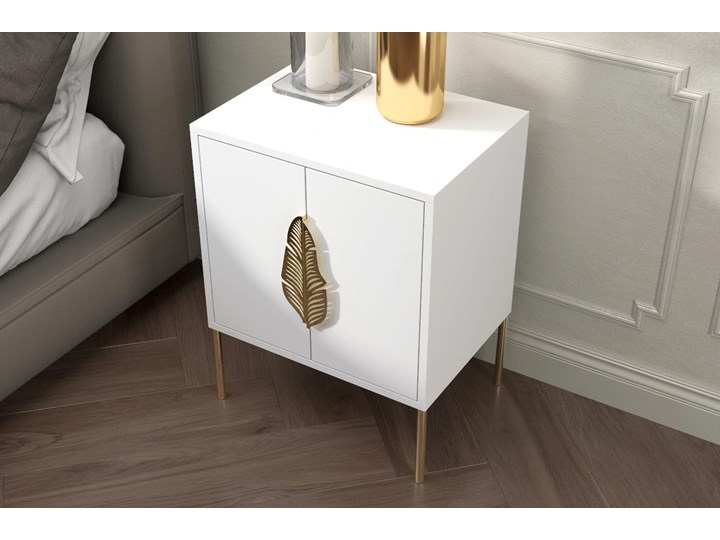 Biała szafka nocna Skandica MERLIN ze złotymi dodatkami Wysokość 69 cm Metal Płyta laminowana Płyta MDF Głębokość 40 cm Szerokość 54 cm Płyta meblowa Kategoria Szafki nocne