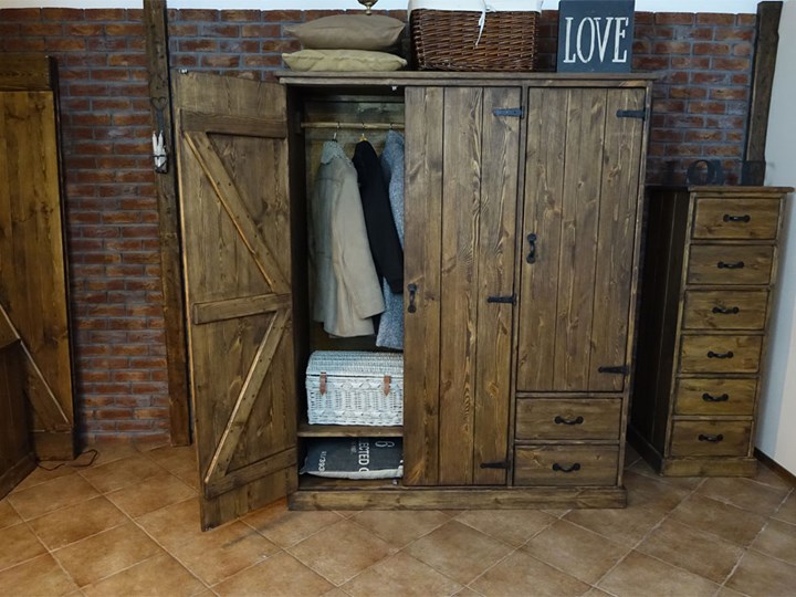Szafa sosnowa Rustyk 155 skóra Drewno tworzywo sztuczne Styl klasyczny Głębokość 60 cm Wysokość 190 cm Otwierane Szerokość 155 cm Metal Styl skandynawski