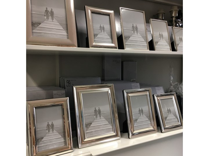 RAMKA NA ZDJĘCIE METALOWA SREBRNA " MINIMAL " 10x15cm Kolor Srebrny Ramka na zdjęcia Rozmiar zdjęcia 10x15 cm