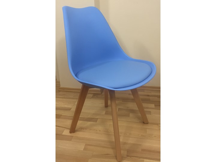 Krzesło Kris Lugano Nowoczesne z poduszką niebieskie Skóra ekologiczna Tworzywo sztuczne Szerokość 49 cm Krzesło inspirowane Wysokość 49 cm Drewno Głębokość 41 cm Styl Skandynawski Wysokość 82 cm Pomieszczenie Jadalnia