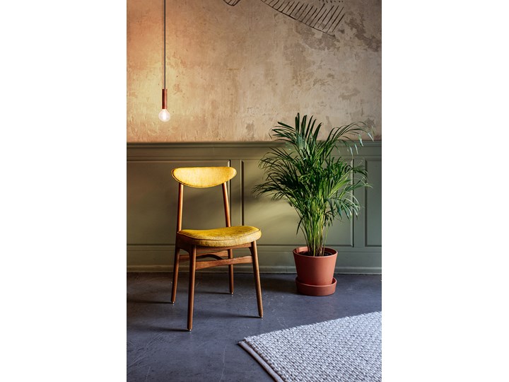Krzesło 200-190 Loft Mustard, proj. R. T. Hałas Głębokość 52 cm Wysokość 83 cm Krzesło inspirowane Kategoria Krzesła kuchenne Tkanina Szerokość 45 cm Drewno Tapicerowane Wysokość 46 cm Kolor Żółty