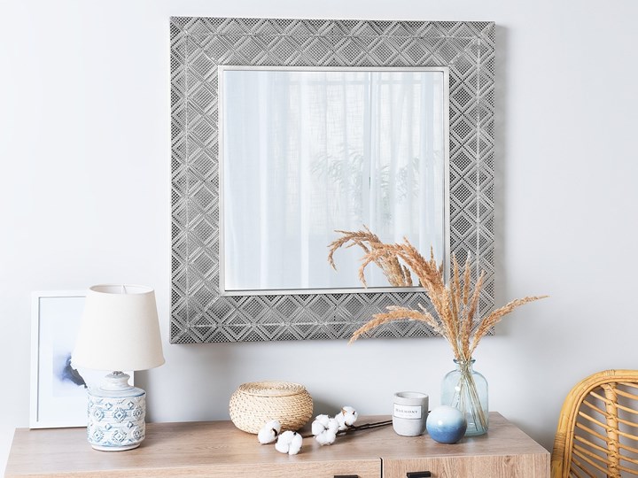Lustro wiszące dekoracyjne kwadratowe srebrne 80 x 80 cm orientalna rama w romby Ścienne Lustro z ramą Pomieszczenie Sypialnia