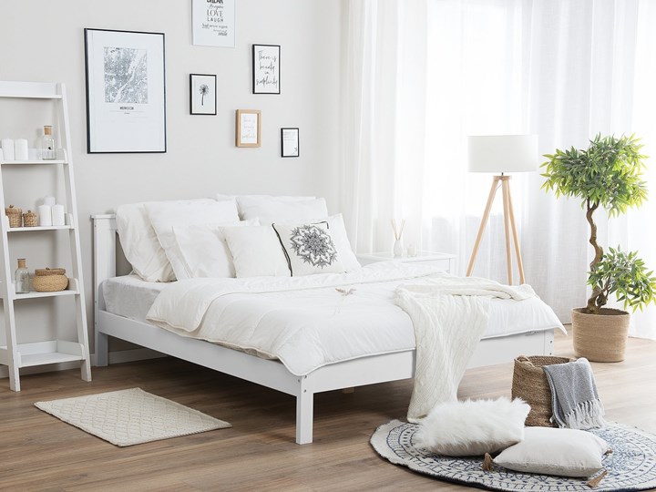 Łóżko ze stelażem białe drewniana rama ozdobne wezgłowie 140 x 200 cm rustykalny design Kolor Biały Kategoria Łóżka do sypialni