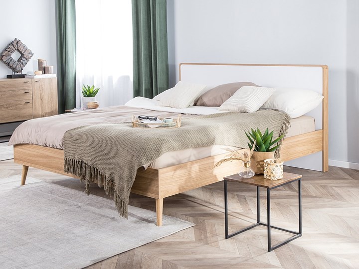 Łóżko białe jasne drewno 180 x 200 cm z ramą stelażem i zagłówkiem skandynawski design minimalistyczne Łóżko drewniane Kategoria Łóżka do sypialni