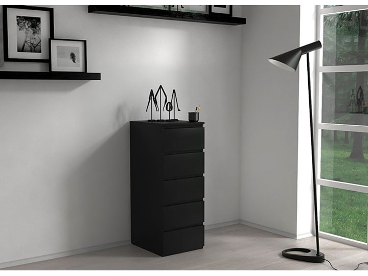 Wysoka komoda Luvia - czarna Z szufladami Głębokość 45 cm Wysokość 111 cm Kolor Czarny Pomieszczenie Salon