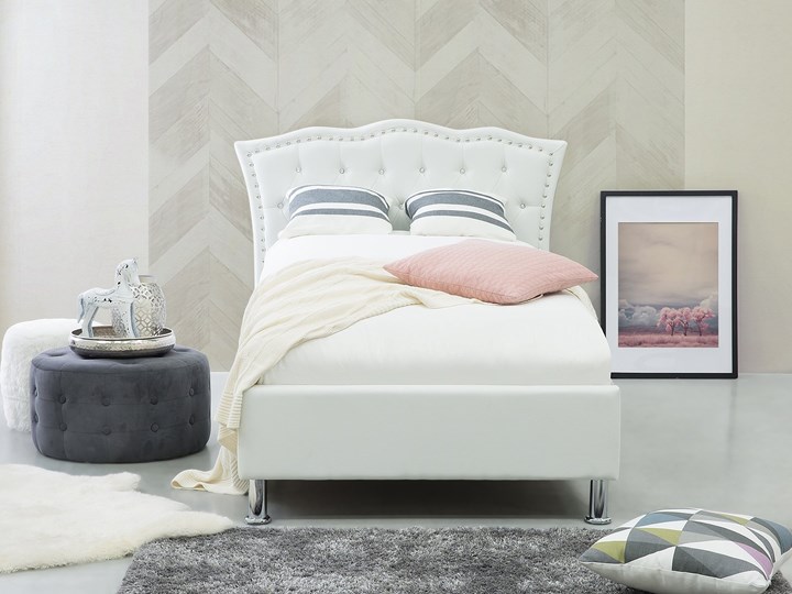 Łóżko białe ekoskóra 90 x 200 cm z pojemnikiem i stelażem ozdobne wezgłowie z kryształkami i ćwiekami Łóżko tapicerowane Kolor Biały