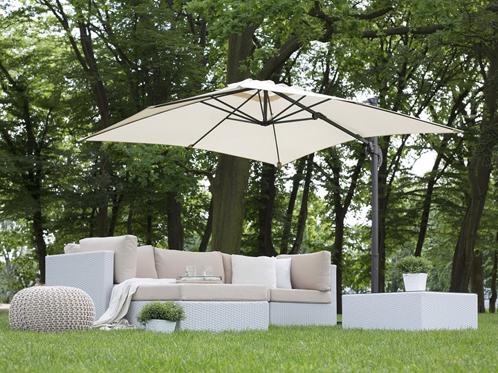 Parasol ogrodowy jasnobeżowy na wysięgniku 250 x 250 cm podwieszany ciemnoszara aluminiowa rama Kolor Szary Kategoria Parasole ogrodowe