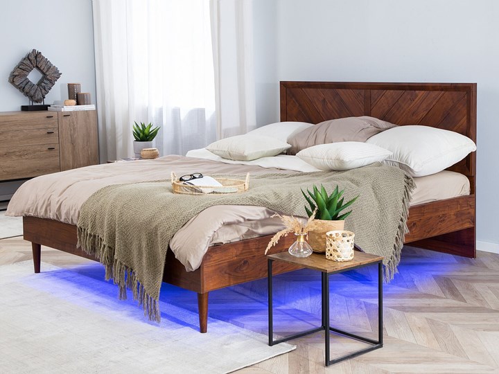 Łóżko LED ze stelażem ciemne drewno 140 x 200 cm wysokie wezgłowie kolorowe oświetlenie rustykalny design ramy Łóżko drewniane Kolor Brązowy