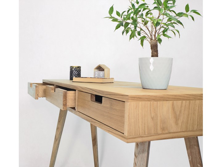 Dębowe Biurko Skandynawskie Wide z trzema szufladami - dębowe fronty, w stylu skandynawskim Kolor Beżowy Płyta MDF Głębokość 50 cm Biurko konsola Drewno Szerokość 131 cm Kategoria Biurka