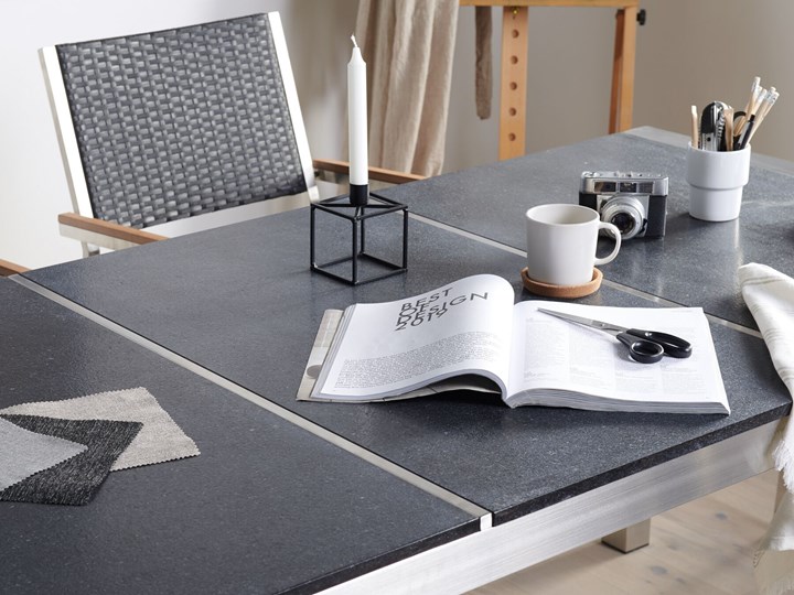 Zestaw mebli ogrodowych jadalniany czarny palony stół granit/bazalt 180 x 90 cm 6 krzeseł tekstylnych sztaplowanych Stoły z krzesłami Stal Tworzywo sztuczne Kolor Szary
