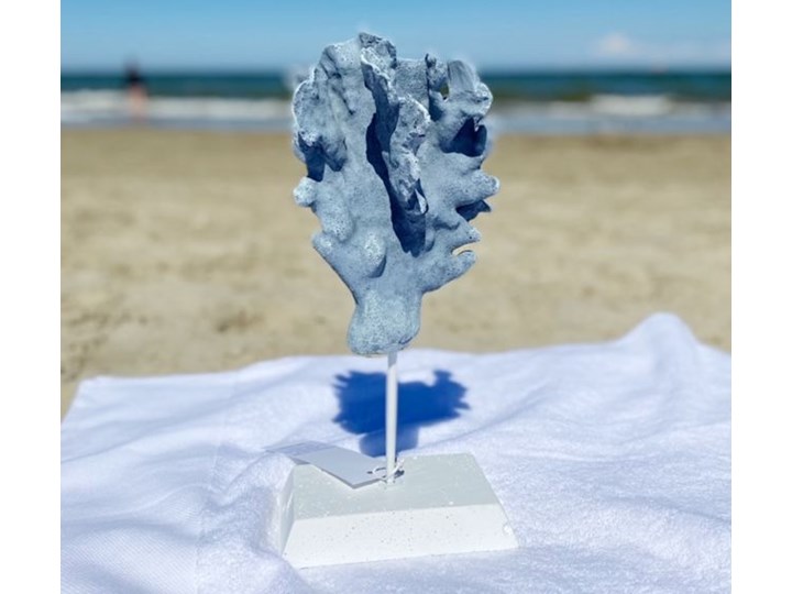 KORALOWIEC SZTUCZNY DEKORACYJNY NA METALOWEJ PODSTAWIE SANTORINI 16x9,5x33cm Kategoria Figury i rzeźby Kolor Szary