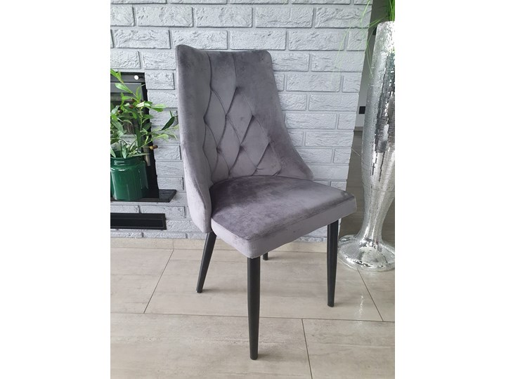 KRZESŁO TAPICEROWANE WELUR CIEMNO SZARE BiG 035 DOSTAWA 0zł Szerokość 49 cm Głębokość 44 cm Tkanina Metal Wysokość 92 cm Szerokość 51 cm Kategoria Krzesła kuchenne Wysokość 46 cm Pomieszczenie Jadalnia