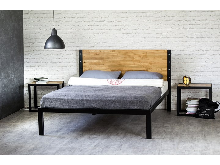 Łóżko drewniane z ramą metalową "Kori" z jednym szczytem Łóżko metalowe Drewno Rozmiar materaca 120x200 cm Styl Industrialny