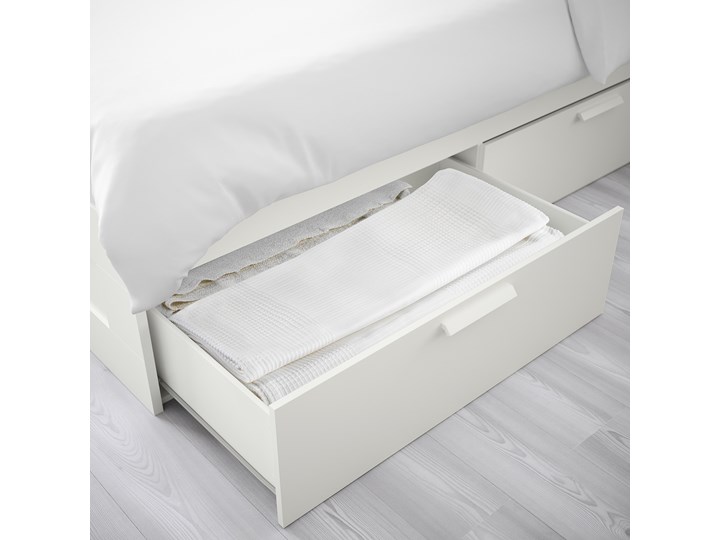 IKEA BRIMNES Rama łóżka z szufladami, biały, 140x200 cm Kategoria Łóżka do sypialni Łóżko drewniane Tkanina Pojemnik na pościel Z pojemnikiem