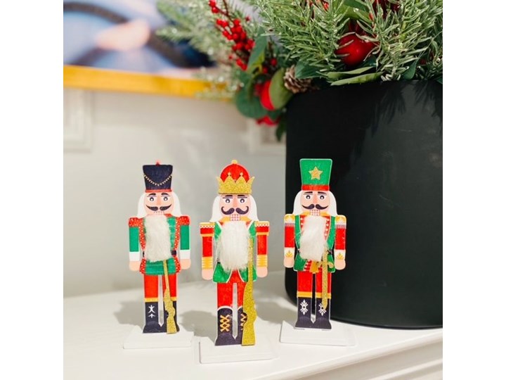 MINI FIGURKA DZIADKA DO ORZECHÓW DREWNIANA Wybierz rodzaj WYS 14 CM Czarny kapelusz Drewno Kategoria Figury i rzeźby